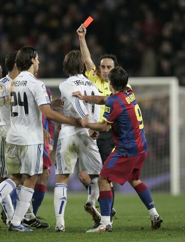 Iturralde González expulsa a Sergio Ramos en el Clásico jugado den el Camp Nou en noviembre de 2010, el primero con Mourinho como entrenador del Real Madrid.