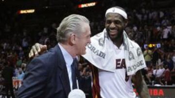 Pat Riley y LeBron James, en enero de 2013.