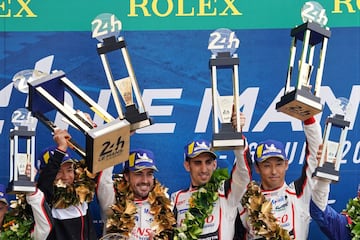 Los pilotos de Toyota Gazoo Racing TS050 Hybrid, Sebastien Buemi, Fernando Alonso y Kazuki Nakajima celebran la victoria.