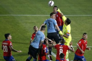 La atajada de Claudio Bravo tras un tiro de esquina.