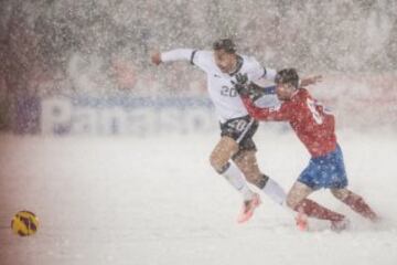 Estados Unidos logró su primera victoria del hexgonal final rumbo a Brasil 2014 el 22 de marzo de 2013 en Denver, Colorado, ante 18 mil espectadores. Lo curioso de este partido es que se jugó bajo una intensa nevada que cubrió todo el campo, con todo y las líneas de juego. Al minuto 55, ya con los norteamericanos ganando 1-0 con gol de Clint Dempsey, el árbitro Joel Aguilar decidió parar el encuentro para revisar las condiciones del terreno de juego, pero presionado por Jurgen Klinsmann, entrenador de los locales, decidieron continuar. El marcador no se movió y terminó con la inconformidad de los ticos.