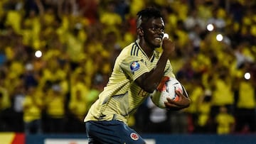 Edwuin Cetré celebrando su gol con Colombia ante Argentina en el Torneo Preolímpico.