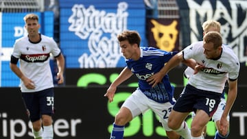 Como (Italy), 14/09/2024.- Como'Äôs Maximo Perrone (L) in action against Bologna'Äôs Tommaso Pobega during the Italian Serie A soccer match between Como 1907 and Bologna, in Como, 14 September 2024. (Italia) EFE/EPA/MATTEO BAZZI
