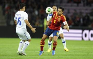 Xavi Hernández ante Pizarro.