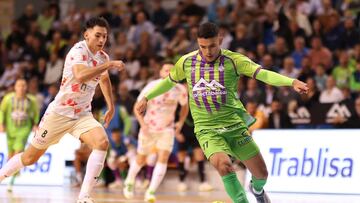 Maia conduce el balón ante ElPozo.