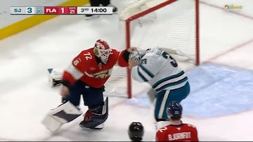 Brutal goalie fight erupts in Panthers vs. Sharks game