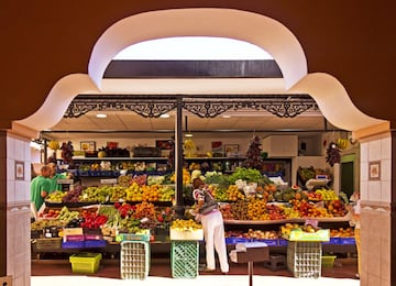 Modernidad y traición se unen en el mercado de Nuestra Se?ora de ?frica para poner a la disposición de Santa Cruz de Tenerife y sus visitantes una oferta comercial de gran variedad y sabor. El mercado de la capital tinerfe?a fue fundado a mediados de los a?os 40, cuando se convirtió en un punto de referencia y encuentro de la ciudad. Hoy en día, este mercado se ha transformado en un centro neurálgico gracias a unos agricultores y ganaderos que trabajan incansablemente para ofrecer en sus paradas los mejores productos para llenar la despensa. En total, estas Navidades podrás disfrutar de más de 200 comerciantes que te proveerán con todo lo necesario para preparar las mejores comidas en familia a un precio muy competitivo.
Precio medio de la cesta de la compra: 50,43 €
Puestos de venta disponibles: 206