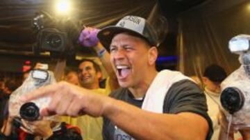 Alex Rodriguez celebra la clasificaci&oacute;n de los Yankees tras derrotar a los Red Sox.