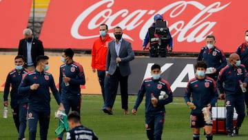 Futbol, Palestino vs Universidad de Chile
Fecha 10, campeonato Nacional 2021.
El entrenador de Universidad de Chile Rafael Dudamel da instrucciones a sus jugadores durante el partido de primera division realizado en el estadio Municipal de La Cisterna en Santiago, Chile.
05/06/2021
Dragomir Yankovic/Photosport
Football, Palestino vs Universidad de Chile
Tenth date, 2021 National Championship.
Universidad de Chile ´s manager Rafael Dudamel instructs his players during the first division match held at the Municipal de La Cisterna stadium in Santiago, Chile.
05/06/2021
Dragomir Yankovic/Photosport