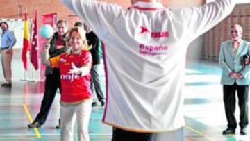 <b>DIESTRA. </b>Esperanza Aguirre le metió un penalti a Hombrados.