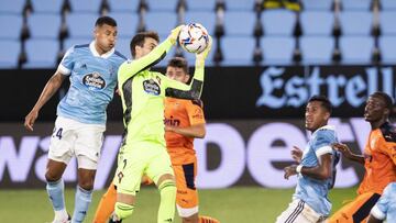 Iván Villar atrapa el balón en presencia de Diakhaby, Tapia, Paulista y Murillo durante el partido entre el Celta y el Valencia.