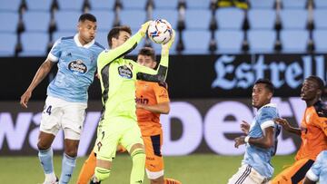 Iv&aacute;n Villar atrapa el bal&oacute;n en presencia de Diakhaby, Tapia, Paulista y Murillo durante el partido entre el Celta y el Valencia.