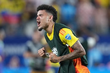 CHARLOTTE, NORTH CAROLINA - JULY 10: Luis Diaz of Colombia celebrates the team's progression to the finalduring the CONMEBOL Copa America 2024 semifinal match between Uruguay and Colombia at Bank of America Stadium on July 10, 2024 in Charlotte, North Carolina.   Grant Halverson/Getty Images/AFP (Photo by GRANT HALVERSON / GETTY IMAGES NORTH AMERICA / Getty Images via AFP)