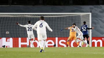 En el partido de vuelta de octavos de final de la pasada Champions, Benzema pr芍cticamente liquid車 a la Atalanta con una acci車n de este estilo. Entre el franc谷s y Modric apretaron la salida de pelota del portero bergamasco, que jug車 la bola horriblemente y se la dio al croata, que con un simple pase dej車 a Benzema para marcar el 1-0 a placer.