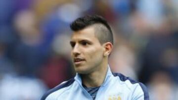 Kun Agüero recibiendo el trofeo de 'máximo goleador'
