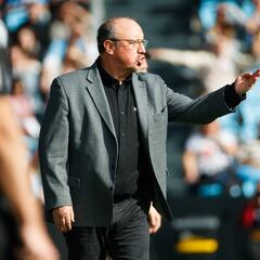 Benítez responde a los cánticos de dimisión: “No me preocupo mucho del entorno”