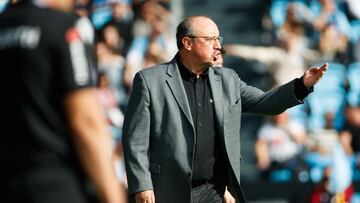 Rafa Ben¨ªtez, entrenador del Celta, realiza indicaciones durante el partido contra el Girona en Bala¨ªdos.