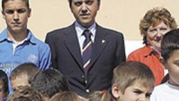 <b>EL HOMBRE MÁS IMPORTANTE DEL MUNDO. </b>El presidente sevillista participó ayer junto a Jesuli y Jesús Navas, en el colegio Las Artes, en un acto más de la campaña: Sácale partido al Cole. La idea es que lo niños vean que sus ídolos son de carne y hueso. Es una campaña para impulsar la cultura, la tolerancia y la educación, comentó exultante Del Nido, quien contestó de esta forma a un uno de los niños asistentes al acto: Siendo presidente, me siento la persona más importante del mundo.