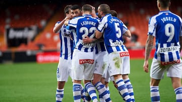 Laguardia y Lejeune se abrazan con Joselu llegando.