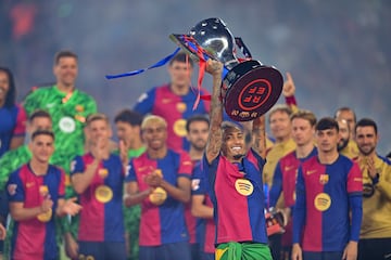Raphinha levanta el trofeo de Liga al final del encuentro de la jornada 37 de LaLiga entre FC Barcelona y Villarreal CF.