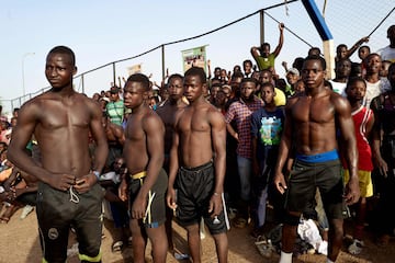 Fotografías de la lucha tradicional de Mali durante el festival de Bamako en las orillas del río Níger.