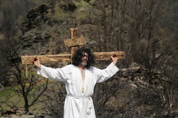 Un hombre representa la Crucifixión durante el Vía Crucis, en la aldea de Vilar de la parroquia de Villamor, a 7 de abril de 2023, en Folgoso do Courel, Lugo, Galicia, (España). Cada año, por Viernes Santo, numerosos vecinos y visitantes participan en una caminata hasta el entorno de la ermita de San Roque —donde se celebra una representación de la Pasión de Cristo—, deteniéndose sucesivamente en cada una de las estaciones señaladas por las cruces para leer en voz alta una serie de pasajes de los Evangelios. Tras los incendios forestales del pasado verano en Folgoso do Courel se perdieron las cruces de madera que marcan el camino del Vía Crucis de la aldea de Vilar, y la cruz de la escenificación de la crucifixión, Miembros de las organizaciones Fonte do Milagro y Castro Grande han colocado nuevas cruces de madera de castaño que miden unos  2,40 metros y una más pequeña para la persona que interpreta a Cristo.