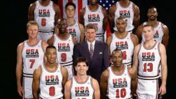 <b>DE ENSUEÑO. </b>Los integrantes del Dream Team que ganó el oro en Barcelona 92 rodean a Chuck Daly.