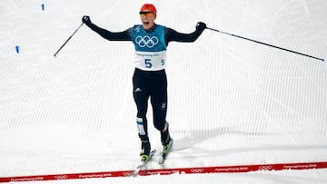 Eric Frenzel celebra su victoria en la prueba de 10 kilómetros fondo que le dio la medalla de oro en la combinada nórdica en los Juegos Olímpicos de Invierno de Pyeongchang.