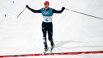 Eric Frenzel celebra su victoria en la prueba de 10 kil&oacute;metros fondo que le dio la medalla de oro en la combinada n&oacute;rdica en los Juegos Ol&iacute;mpicos de Invierno de Pyeongchang.