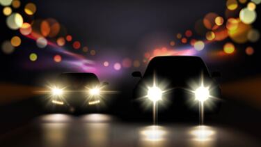 En lugar de usar las luces altas o poner más iluminación al auto, hay que hacer una examen de la vista
