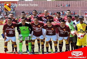 El Atl¨¦tico Torino naci¨® 1957. Cuando estaba dando forma al club, se someti¨® a votaci¨®n el nombre. Finalmente gan¨® la propuesta de Juan Arica, que quer¨ªa rendir homenaje al gran Torino de la d¨¦cada de los a?os 40, que hab¨ªa sufrido un accidente a¨¦reo ocho a?os antes. El reconocimiento no se qued¨® solo en el nombre, tambi¨¦n cogieron los colores del equipo italiano para su vestimenta.