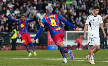 0-2. Ronald Araujo celebra el tanto.