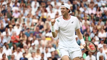 Wimbledon (United Kingdom), 08/07/2023.- Nicolas Jarry of Chile reacts during his Men's Singles 3rd round match against Carlos Alcaraz of Spain at the Wimbledon