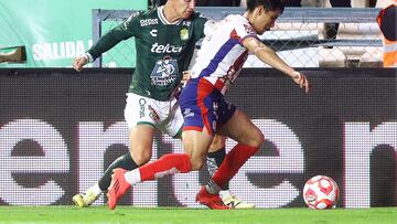 MEX7659. LEÓN (MÉXICO), 13/07/2025.- James Rodríguez (i) del León disputa un balón con Oscar Macias de Atlético San Luis este domingo, durante un partido de la Liga MX en el estadio León en Guanajuato (México). EFE/Luis Ramírez