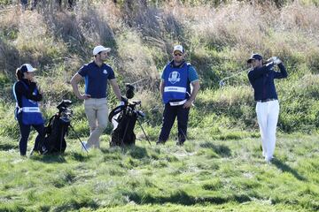 Niall Horan y Jamie Dornan.