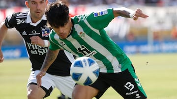 AME4679. VIÑA DEL MAR (CHILE), 19/11/2022.- Juan Cruz (d), del Real Betis, recibe el balón ante la marca de César Fuentes (i), de Colo Colo, hoy, durante un partido amistoso en el estadio Sausalito de Viña del Mar (Chile). EFE/ Elvis González
