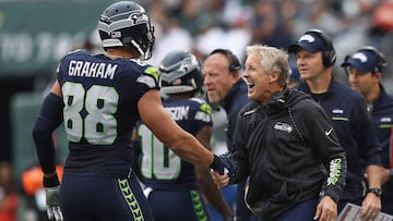 EAST RUTHERFORD, NJ - OCTOBER 02: Head coach Pete Carroll of the Seattle Seahawks reacts with Jimmy Graham #88 in the third quarter against the New York Jets at MetLife Stadium on October 2, 2016 in East Rutherford, New Jersey. Elsa/Getty Images/AFP
== FOR NEWSPAPERS, INTERNET, TELCOS & TELEVISION USE ONLY ==