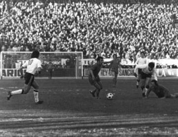 Amancio, jugador del Real Madrid, en un partido en el Helm¨¢ntico contra el Salamanca en la temporada 1975-1976.