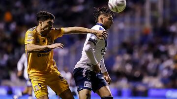 MEX3408. PUEBLA (MÉXICO), 30/11/2023.- Sebastián Olmedo (d) del Puebla disputa el balón con Nicolás Ibáñez (i) de Tigres durante el partido de ida por los cuartos de final del torneo Apertura 2023 de la liga de fútbol mexicano entre Puebla y Tigres hoy, en el estadio Cuauhtémoc, en la ciudad de Puebla (México). EFE/ Hilda Ríos