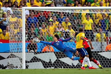 El 17 de julio de 2014 México jugó su segundo partido del Mundial de Brasil ante los anfitriones. Ambos equipos venían de ganar su primer encuentro, pero los locales lucían como amplios favoritos. Ese día, Ochoa se convirtió en una auténtica muralla haciendo una de las atajadas más recordadas, cuando detuvo un cabezazo de Neymar que iba directo a gol.