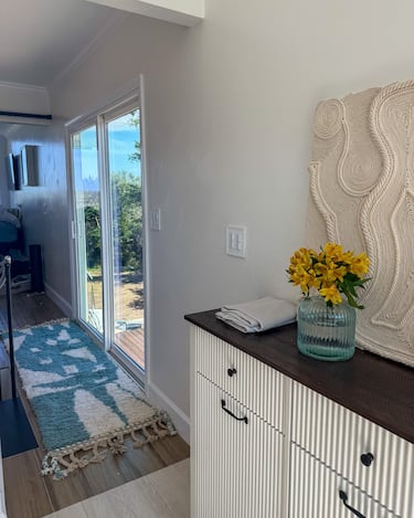 “Bluey”, como así han apodado el contendor marítimo de 48 metros cuadros, incluye una cocina, un baño, un salón y un dormitorio donde duermen los cuatro.