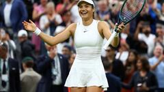 Emma Raducanu celebra su victoria contra Maria Sakkari en Wimbledon.