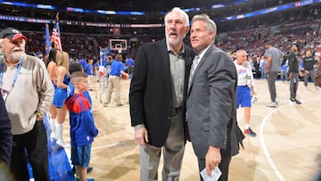 Brett Brown, entrenador de los Sixers, trabajó en los Spurs a las órdenes de Gregg Popovich.