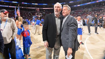 Brett Brown, entrenador de los Sixers, trabaj&oacute; en los Spurs a las &oacute;rdenes de Gregg Popovich.