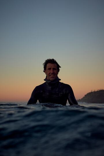 Ibon, sobre su tabla en el mar.