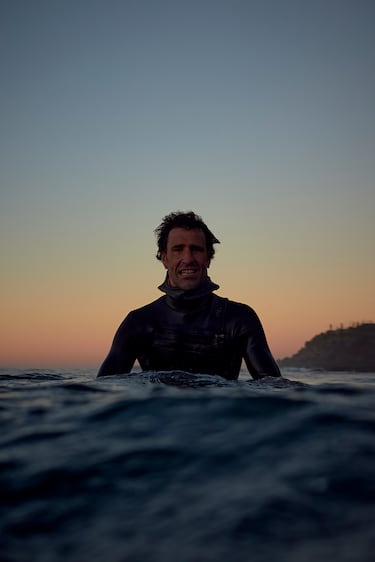 Ibon, sobre su tabla en el mar.