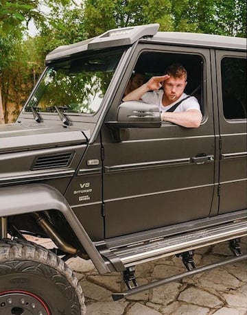 Sus gustos van desde los autos deportivos, clásicos y hasta camionetas de lujo