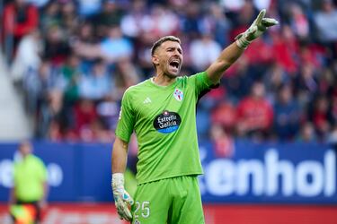 El portero de 37 años del celta, iguala en valor de mercado al portero veterano del Betis, Claudio Bravo.