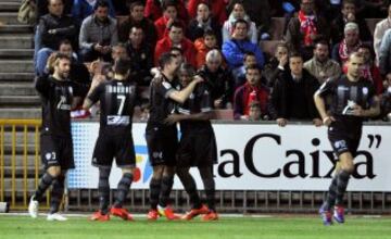 El defensa del Levante David Navarro celebra con sus compañeros el gol marcado al Granada. 0-1.