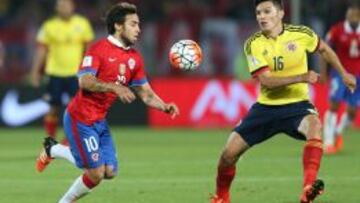 CH118. SANTIAGO (CHILE), 12/11/2015.- El jugador de la selecci&oacute;n de Chile, Jorge Valdivia (i) disputa el bal&oacute;n con Daniel Torres (d) de Colombia hoy, jueves 12 de octubre de 2015, durante un partido por la eliminatorias sudamericanas para el Mundial de Rusia 2018, en el estadio Nacional en Santiago de Chile (Chile). EFE/Mario Ruiz